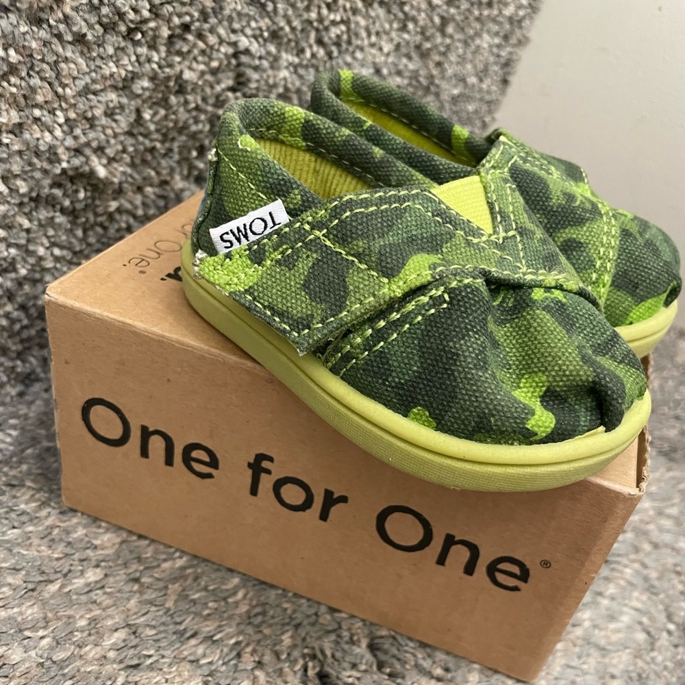 Baby camo tom’s size 3c